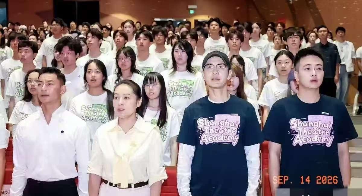 48岁黄晓明入学上戏读博，坐在新生第一排，他到底图什么？
 
9月12日，48岁