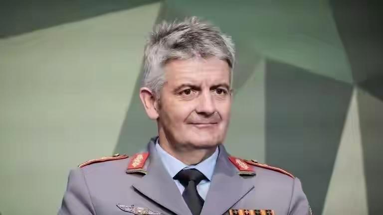 德国的司令部，司令说。
他说，德国已经准备好开战的准备了。
他说给谁开战呀？他说