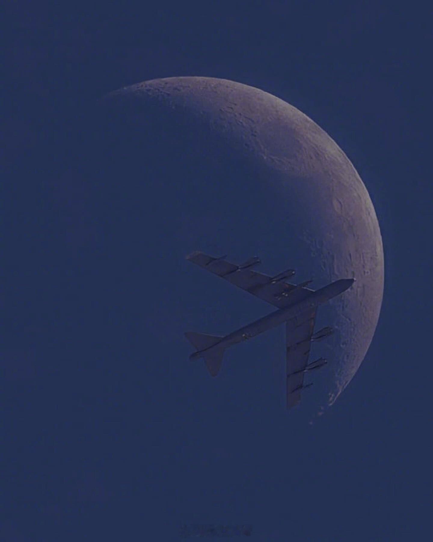 比起可以通过Flightradar24这种航班追踪软件知晓飞机位置从而精准拍摄穿