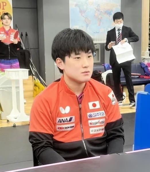 张本智和让出王牌？别天真了。这不是什么高风亮节，这是一场体面的退位仪式。
被1