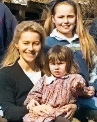 高市早苗和冯德莱恩年轻的时候，是不是颜值还都不错啊！
两人应该都属于，有很强的学