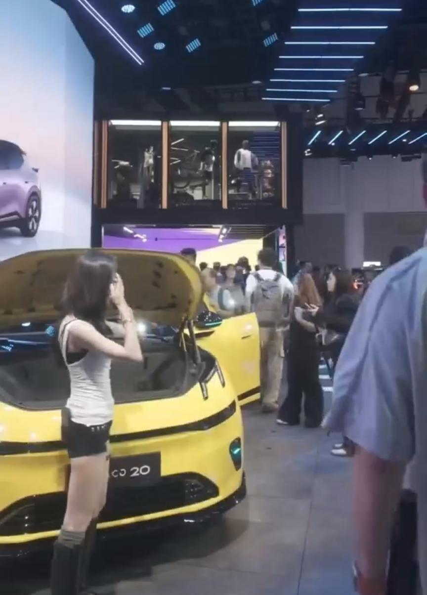 果然新车就是受关注啊，看到成都车展现场好多人啊，领克20的展台人气旺旺滴，现场的