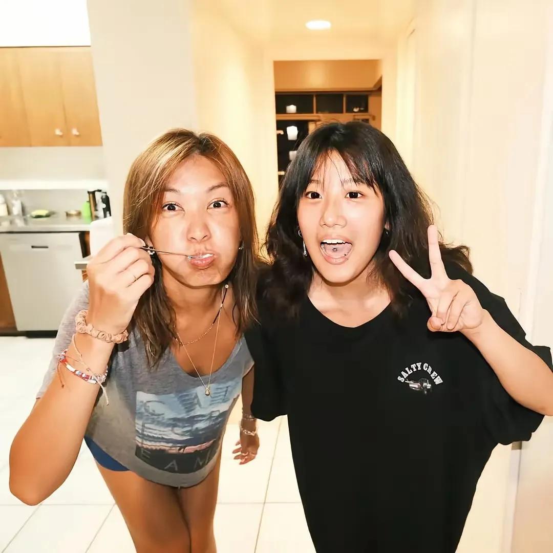 突然发觉，贾静雯的大女儿梧桐妹身上打了好多钉啊，像舌钉、唇钉、脐钉之类的，太有个