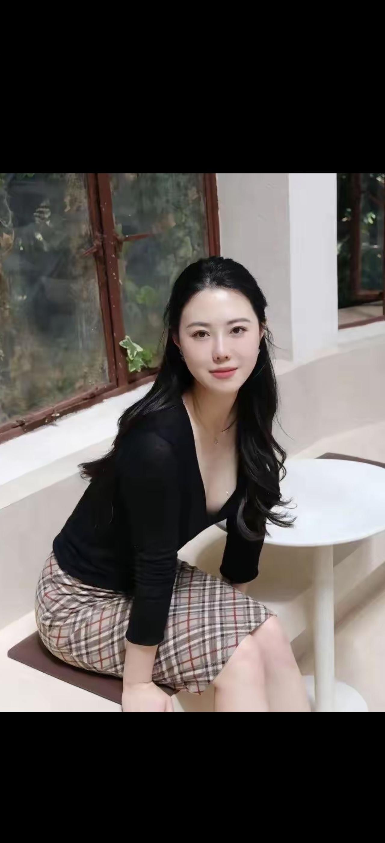 窗明几净，美人倚坐。