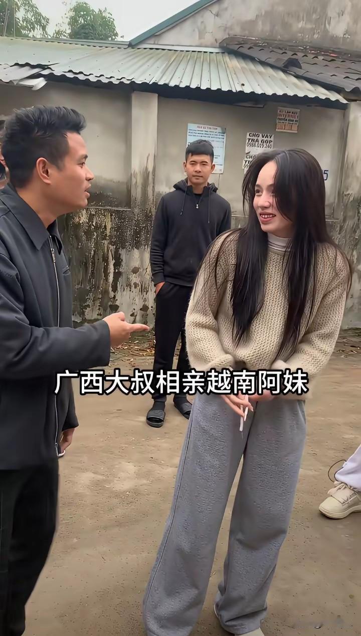 广西一大哥38岁了没有娶到老婆，于是想另寻他路，跑去越南找老婆。因为他是边民，经
