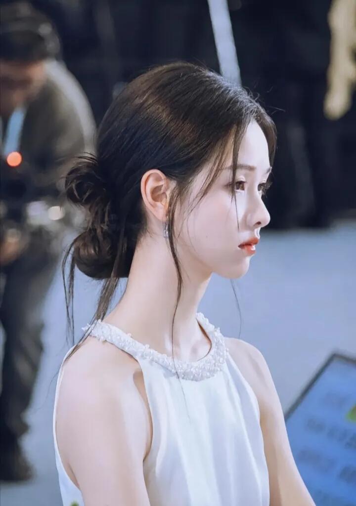 等风热吻你网传现偶《等风热吻你》，暂定由杨洋陈都灵二搭出演。男主是禁欲偏执法医许