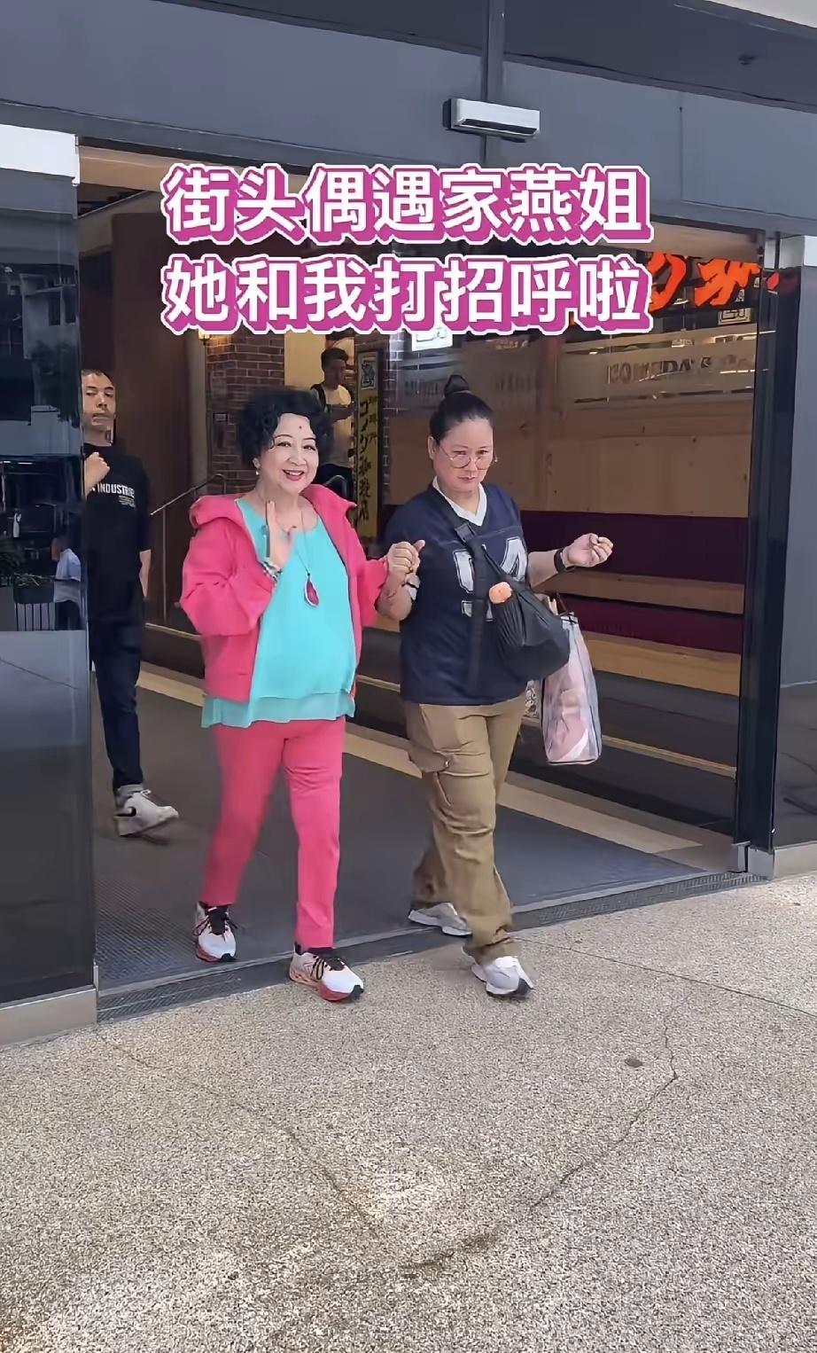 8月11日，薛家燕在香港街头被偶遇，腿短肚子大，戴着名贵首饰又浓妆艳抹，看着挺怪