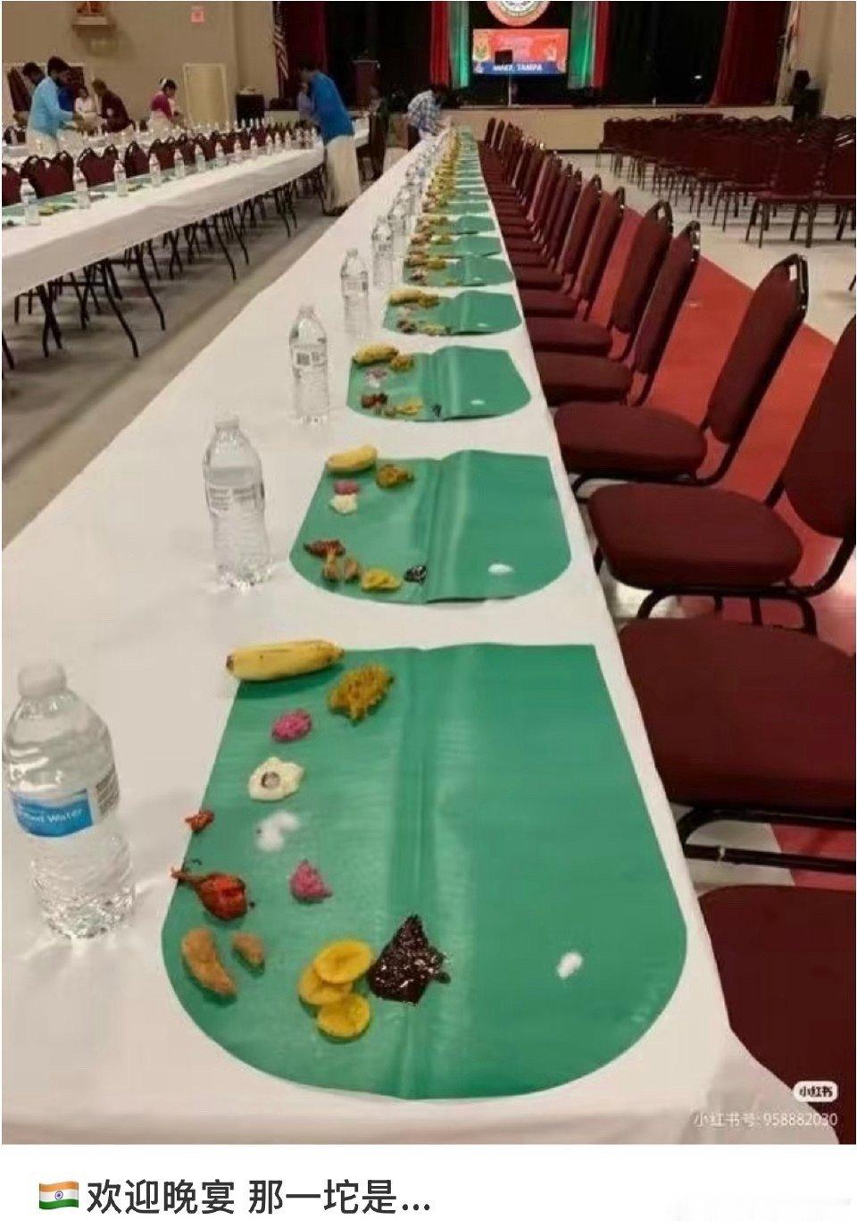 主办方考虑盘子不干净（恒河水洗过的）直接上一次性垫子[笑cry] ​​​