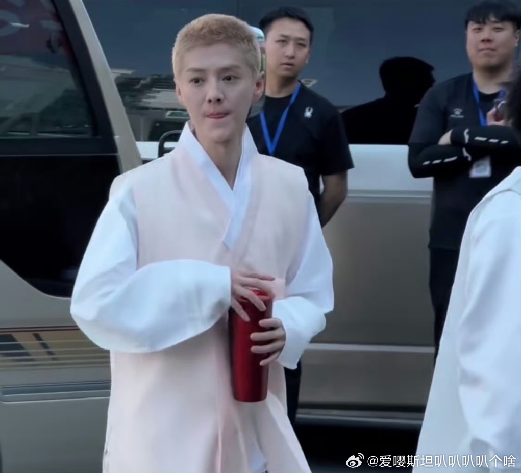 鹿晗粉色朝服是自己选的鹿晗一直在going 五哈里，鹿晗穿着自选的粉色朝服，成了