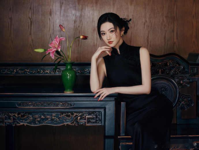 景甜VOGUE活动出发图，端庄大气每一张都像画一样……完全是旗袍的神！景甜VOG