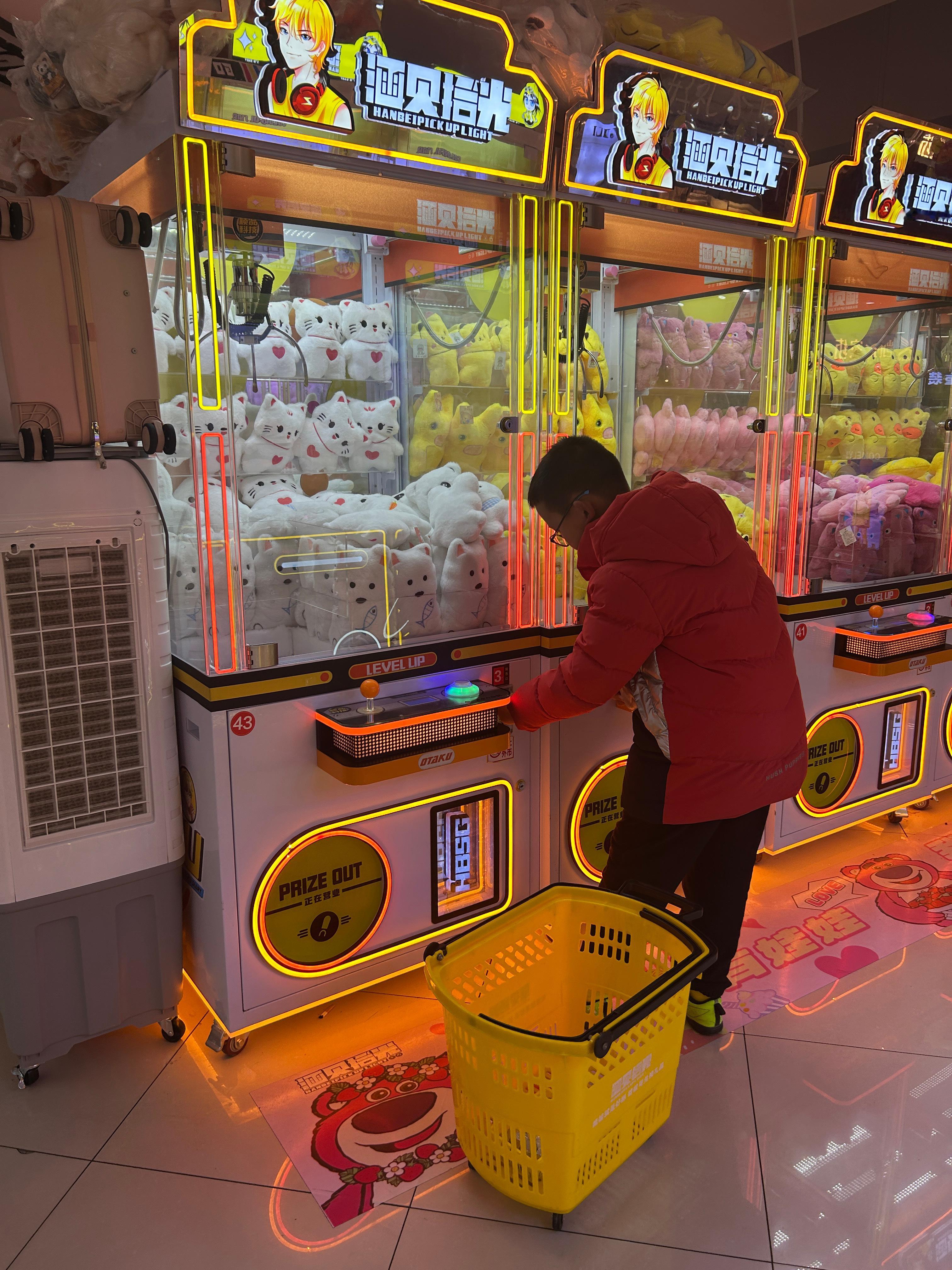 两个在宝宝餐厅门口自我羞耻了一分钟！嗯！还是进去吃吧！吃完抓娃娃 ～娃娃抓一抓～