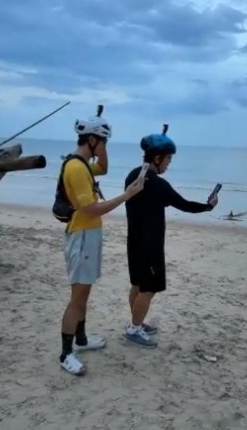 黄渤吴磊冒暴雨骑车热爱生活的大男孩，永远都是那么真诚 