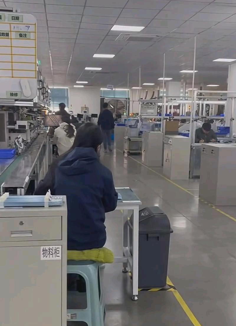 重庆，一男子在读职高期间，去电子厂打工，每天辛苦重复的工作和微薄的工资让他突然醒