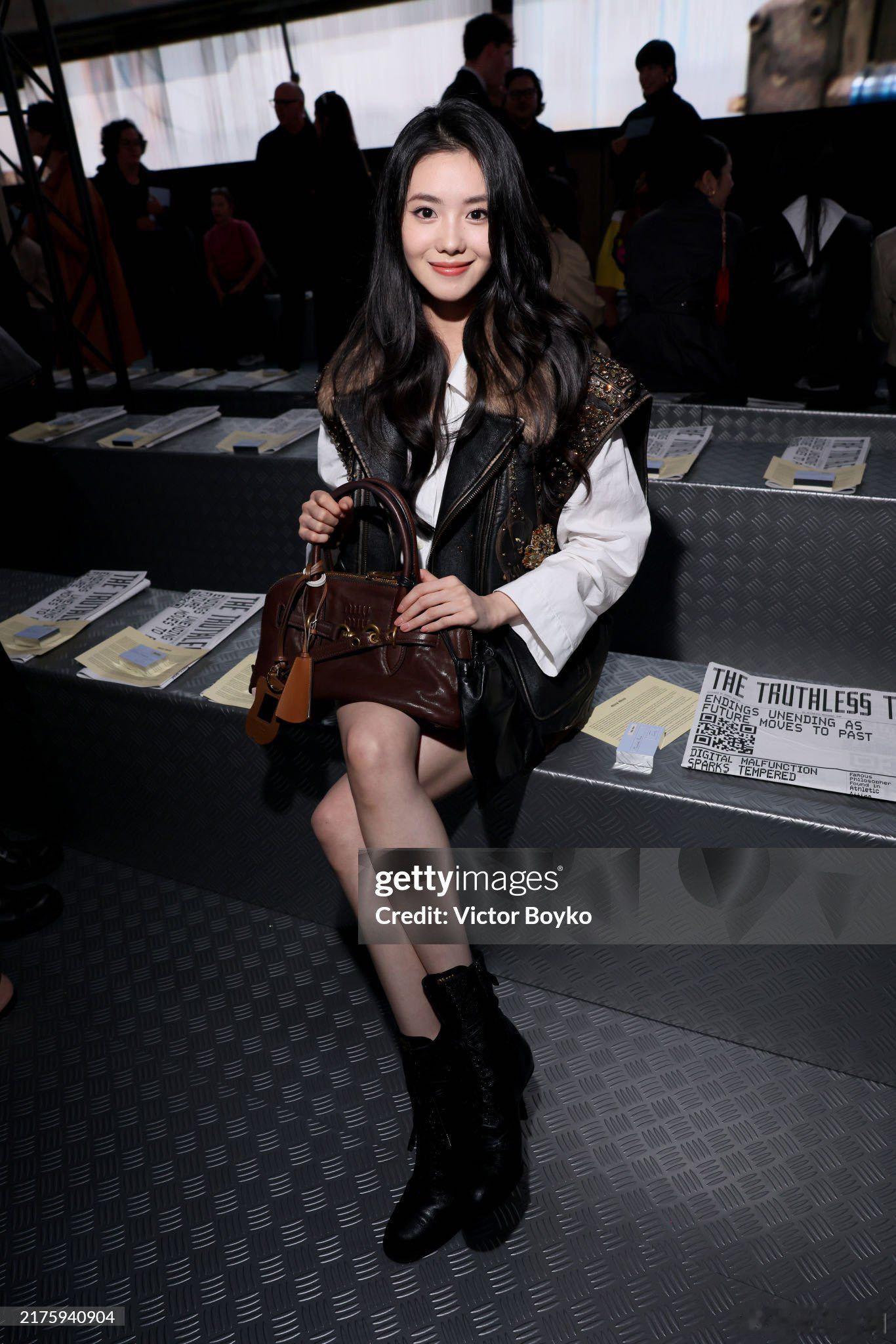 #刘浩存巴黎时装周G社生图#刘浩存亮相巴黎时装周，身着皮质套装和毛领钉珠无袖马甲