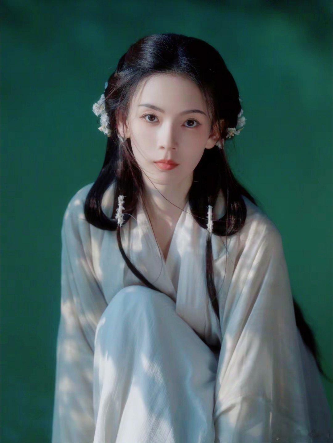 陈瑶素颜整个人清清爽爽，气质特别干净。她说话的语调软软糯糯，声音温柔舒缓，待人也