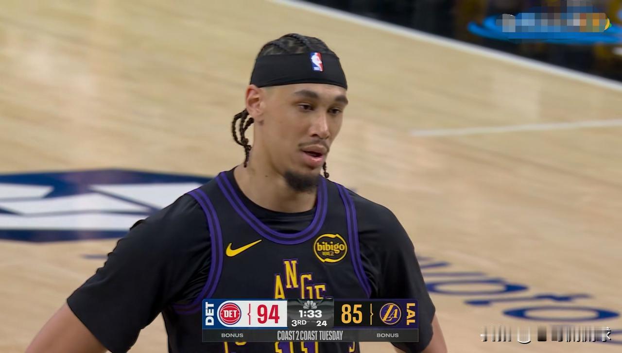 我强烈建议湖人主帅雷迪克将海斯提上首发！虽然今天湖人在主场以106：128惨败于