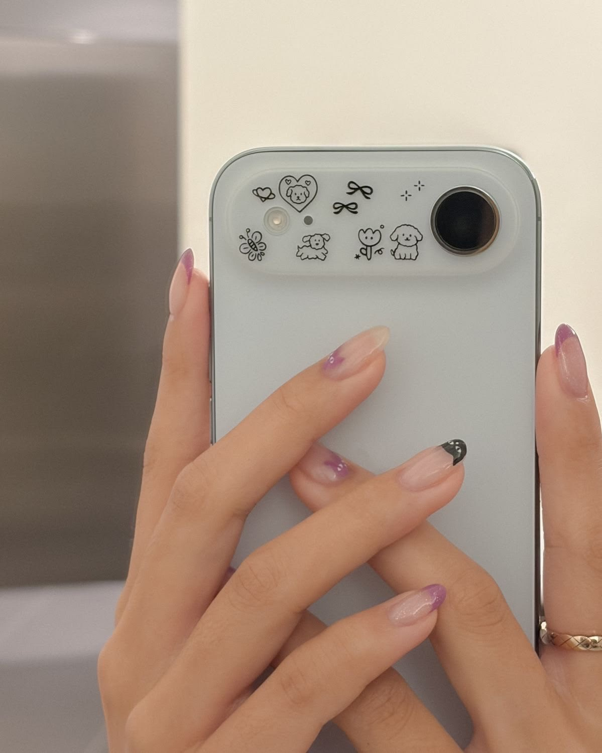 我看到不少女性用户分享的 iPhone Air做的小贴纸感觉真挺好看的，又简洁还