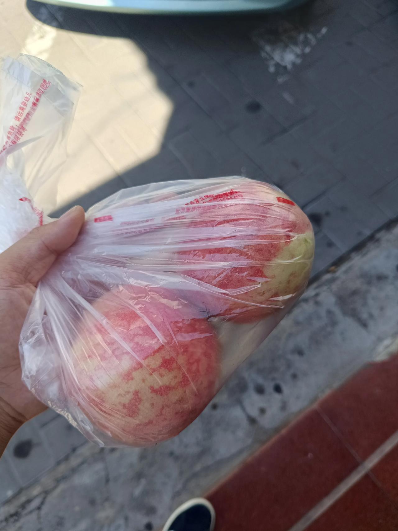 现在的水果桃怎么这么贵呢？7块钱一斤，我的天啊，买两个桃都要花快十块钱了啊，这普