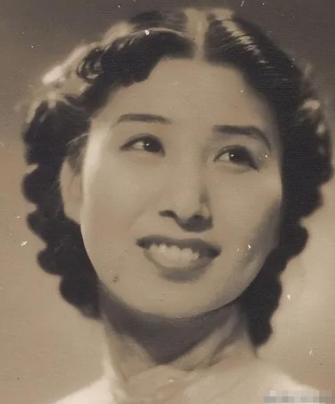 1940年深夜，郑苹如被押到小树林秘密处决，特务看她如此漂亮，实在不忍心下手，突