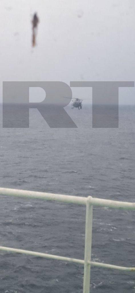 新闻快讯——据今日俄罗斯消息源，美军此刻正试图登船检查悬挂俄罗斯国旗的民用油轮“