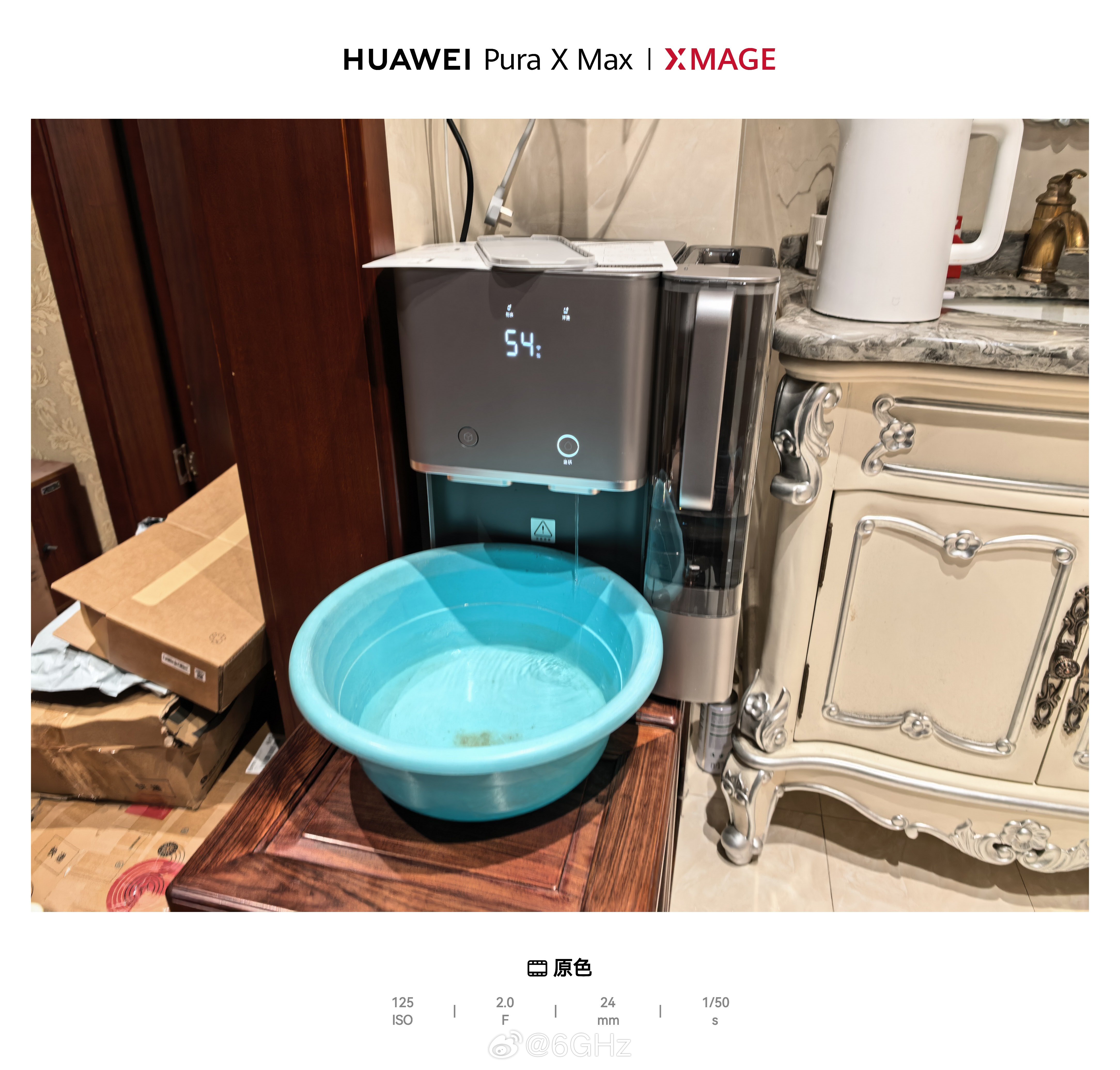 开始清洗滤芯，大概需要十多升水，所以拿了个盆接 