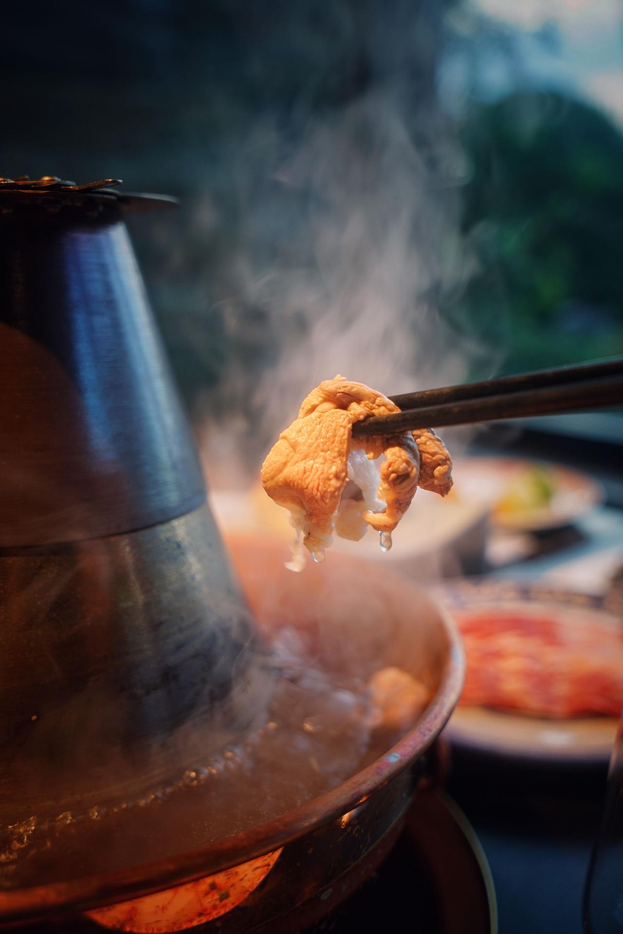 不用飞北京，这家非遗涮肉来上海了

铜锅上桌，炭火通红。一盘手切鲜羊肉端上来，盘