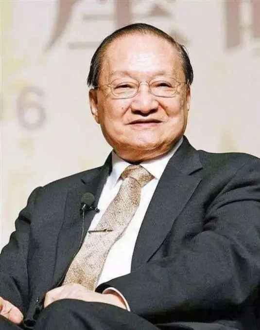 大作家金庸，为什么总有人觉得他在美化清朝、矮化汉人反抗？他笔下的清朝皇帝大多英明