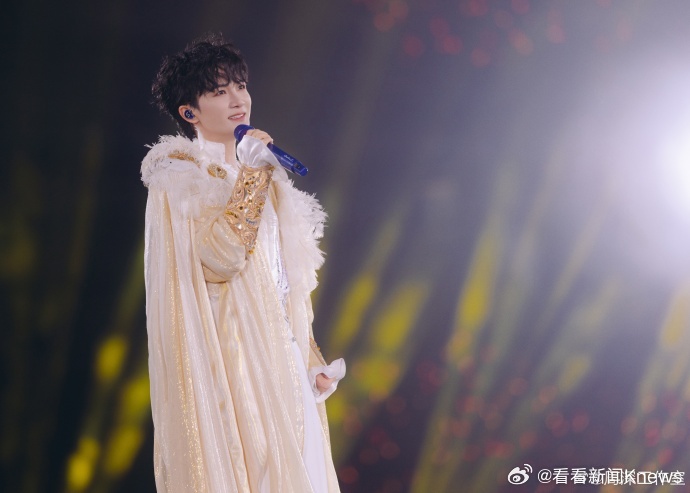 【#周深点亮每一颗米字星#】5月3日下午，发文：相同的频率汇聚在一起，落在衣裳成