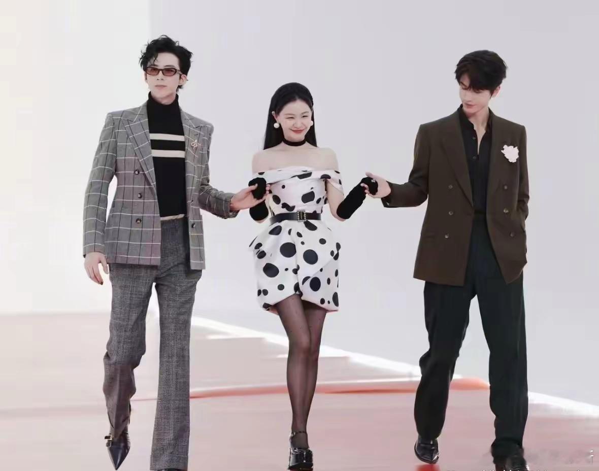 金靖真是桃花运太旺了，这被刘宇宁和张凌赫一起保护真是想想都很美啊！刘宇宁和张凌赫