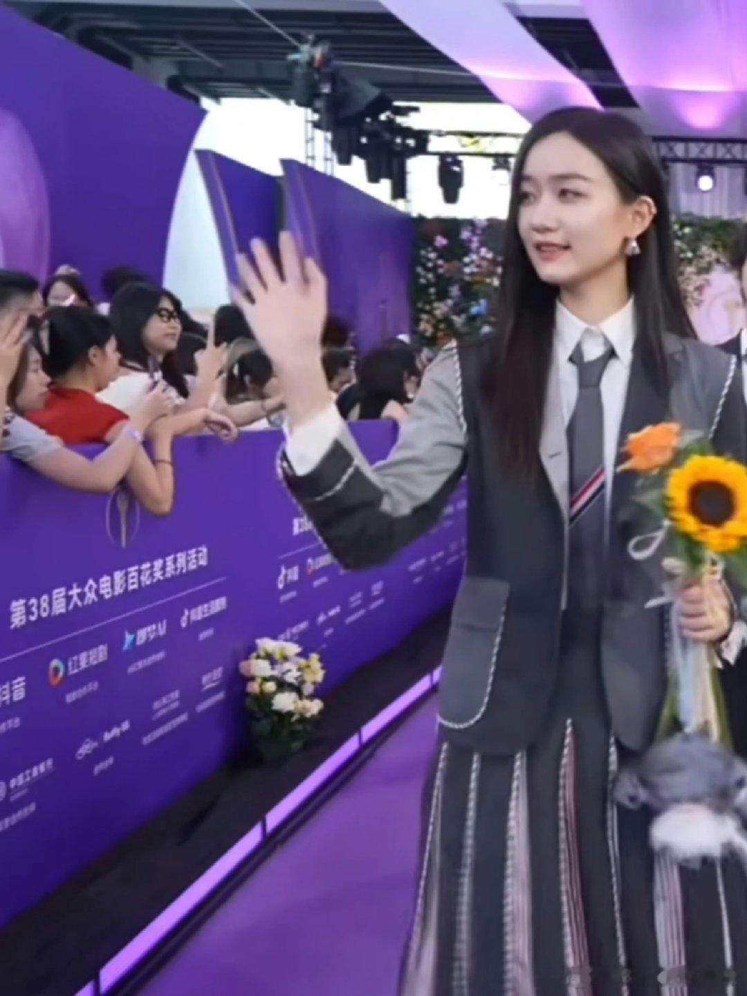 童年林萧长大了 杨幂纪姿含两个林萧都来百花奖了 百花红毯迎来特别的相逢，杨幂和纪