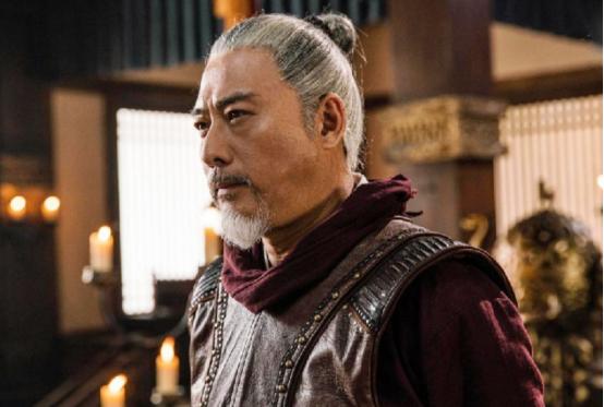 郭子仪交出兵权后，回府大摆宴席，酒喝到一半，他放下酒碗，对满屋子的子孙说：“从今