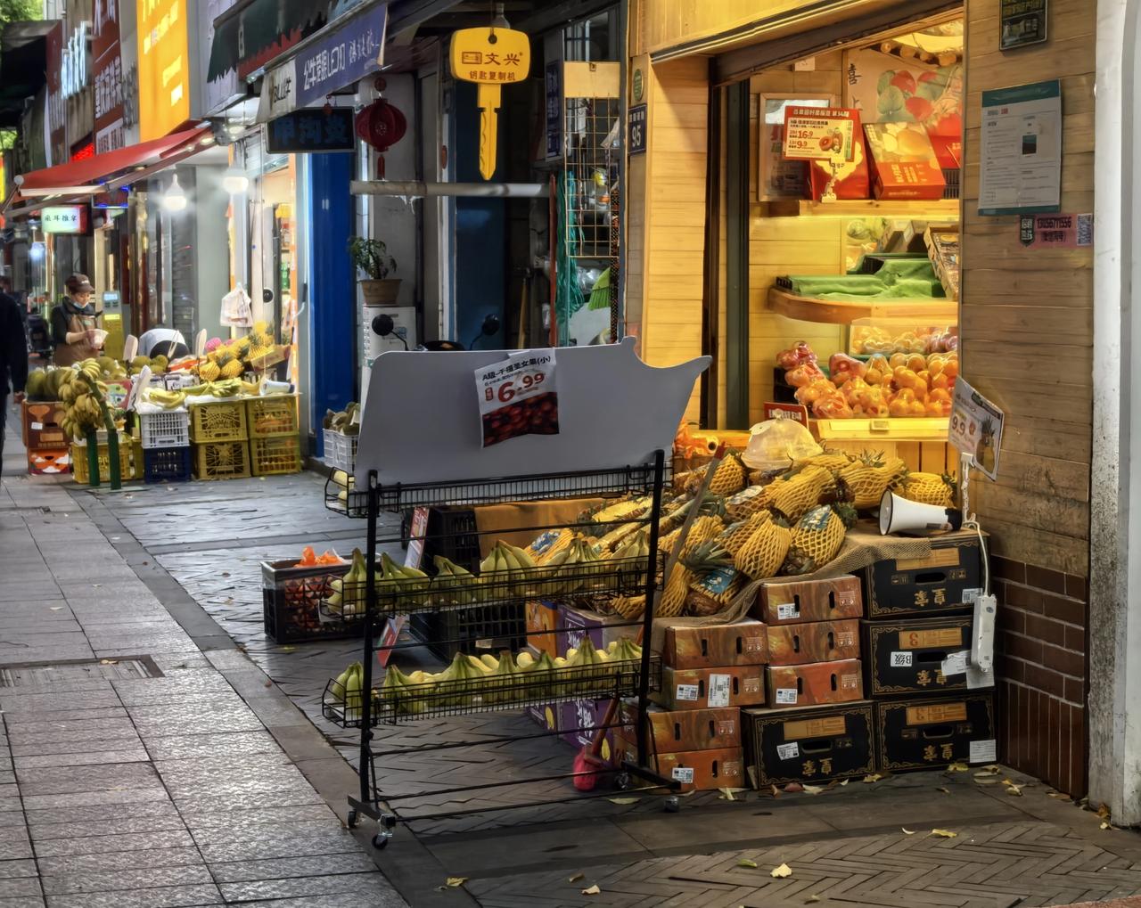 两家水果店紧挨着，每天打价格战，这样的竞争到底是双输还是双赢
      家楼下