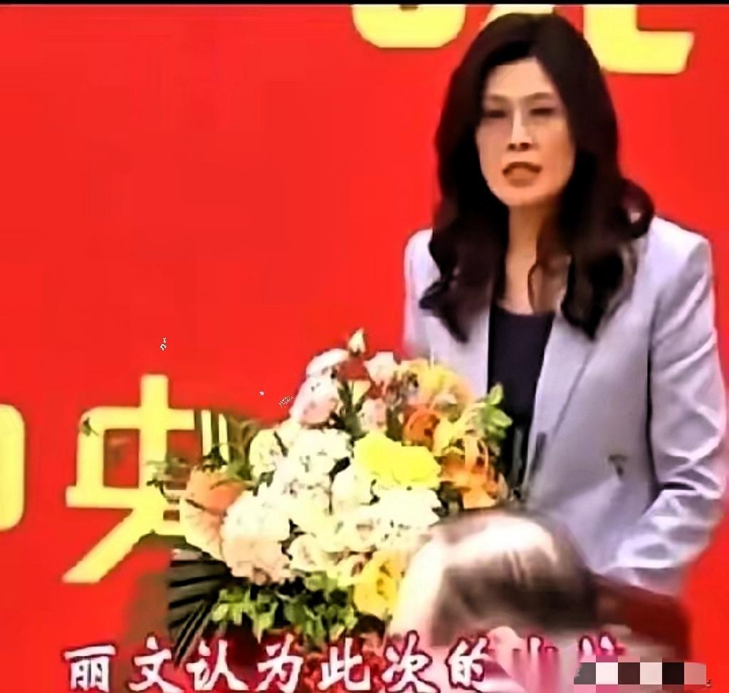 郑丽文说话有个特点，不知道你发现没。
她基本不说“我”，开口闭口都是“丽文觉得”