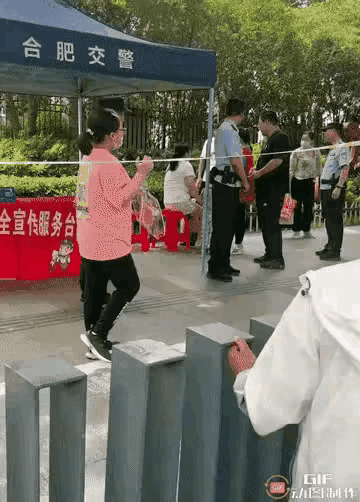  
中考忘记涂答题，孩子的前途毁了？

今天有个热搜让很多人看了很揪心，一位母亲