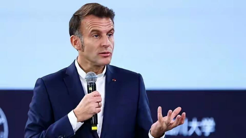 这真是“刚握完手，转身就捅刀”！马克龙访华时笑容满面谈合作，回国没几天就变脸，在