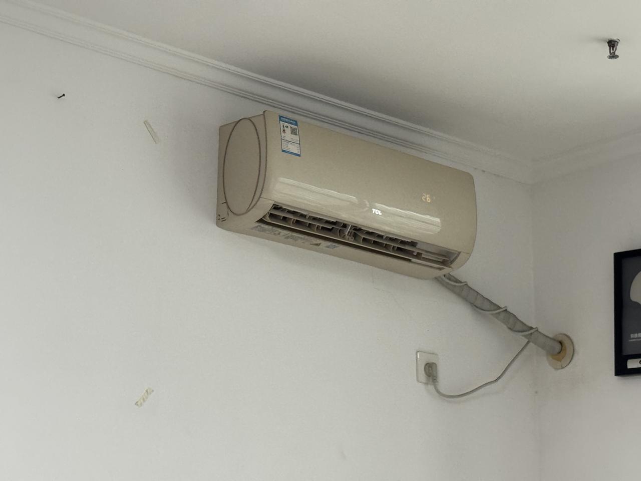 夏季开空调想省电，有些小技巧得掌握。

别把温度调太低，26℃左右就挺合适，每调