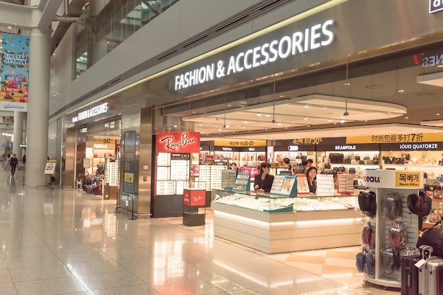 赴日旅游降温，中国游客正快速转向周边目的地。韩国免税店销售额明显增长，航空公司大