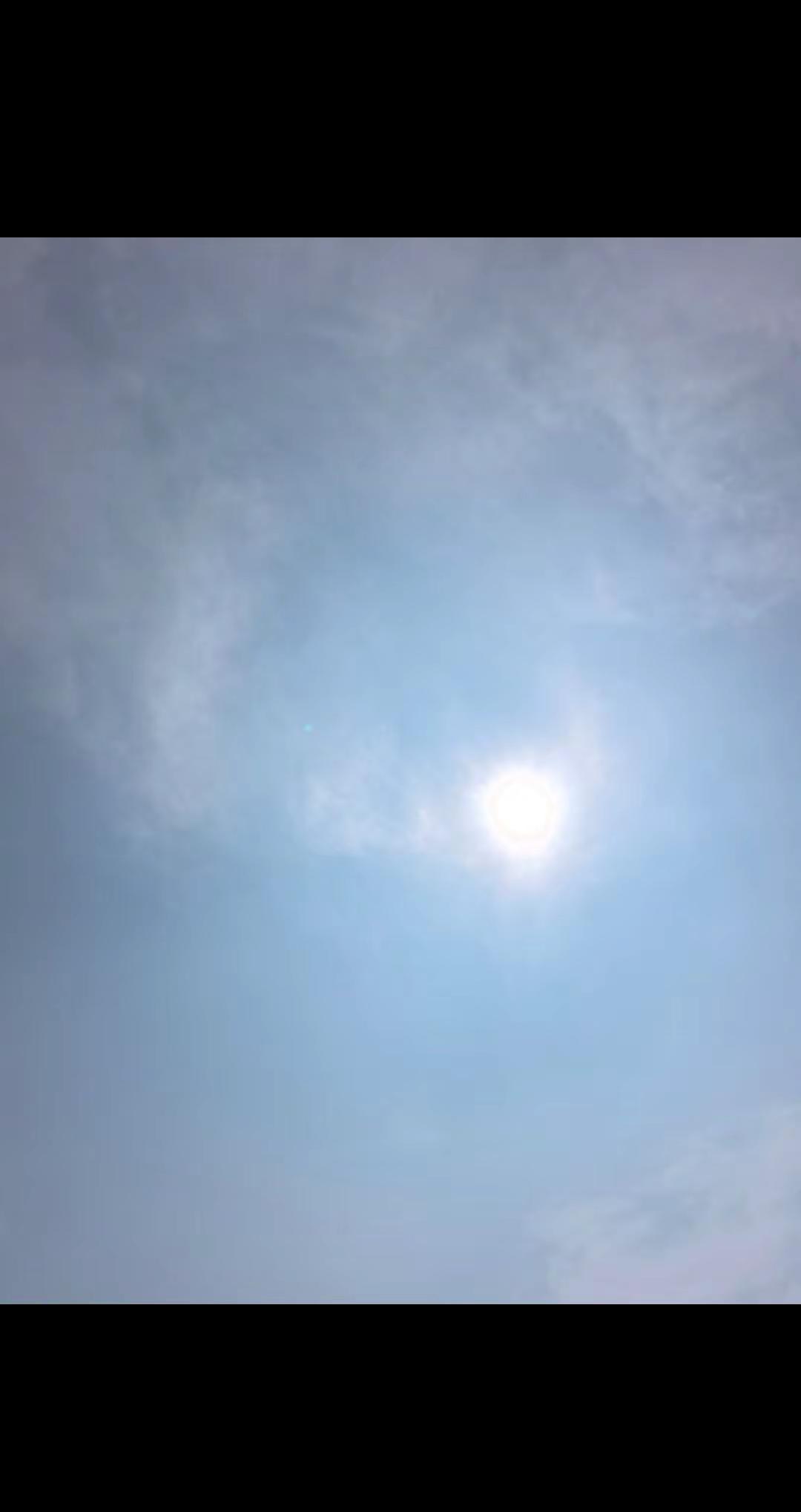 Hello everyone，today天气热死她娘，太阳毒杠杠，出门只穿背心裤