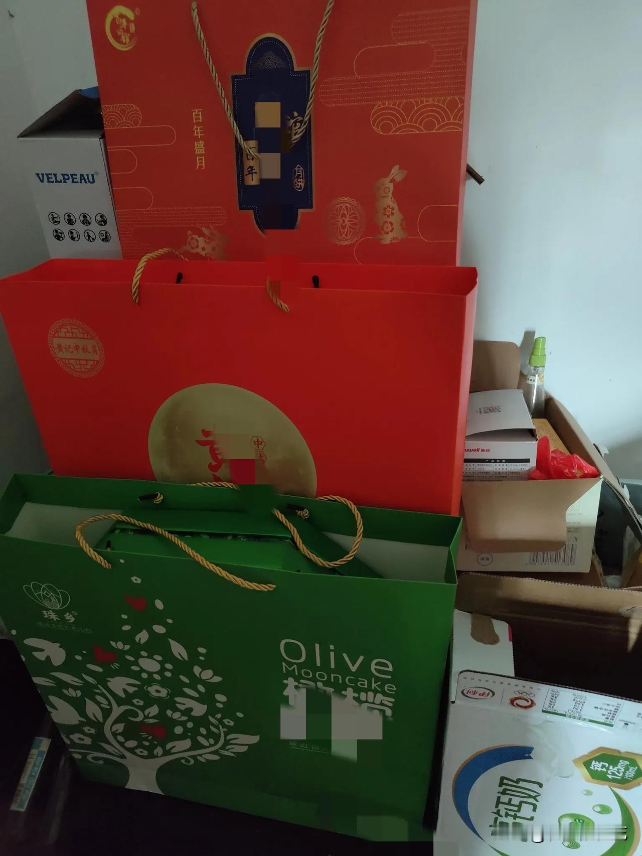 #你家中秋有什么习俗吗#
小时候，最喜欢过中秋节了，因为只有中秋节那一天才能吃上