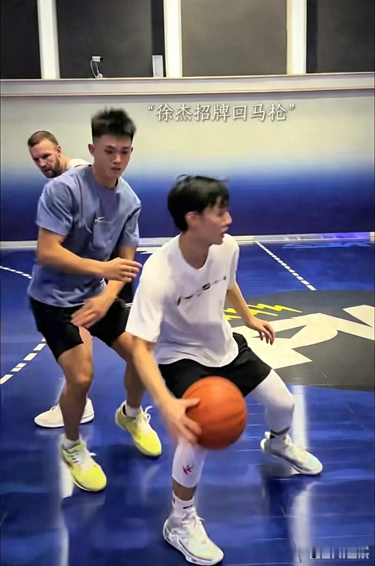 徐杰回广东了，去到刘权标的训练营打球

徐杰已经回广东了，正在和刘权标的训练人员