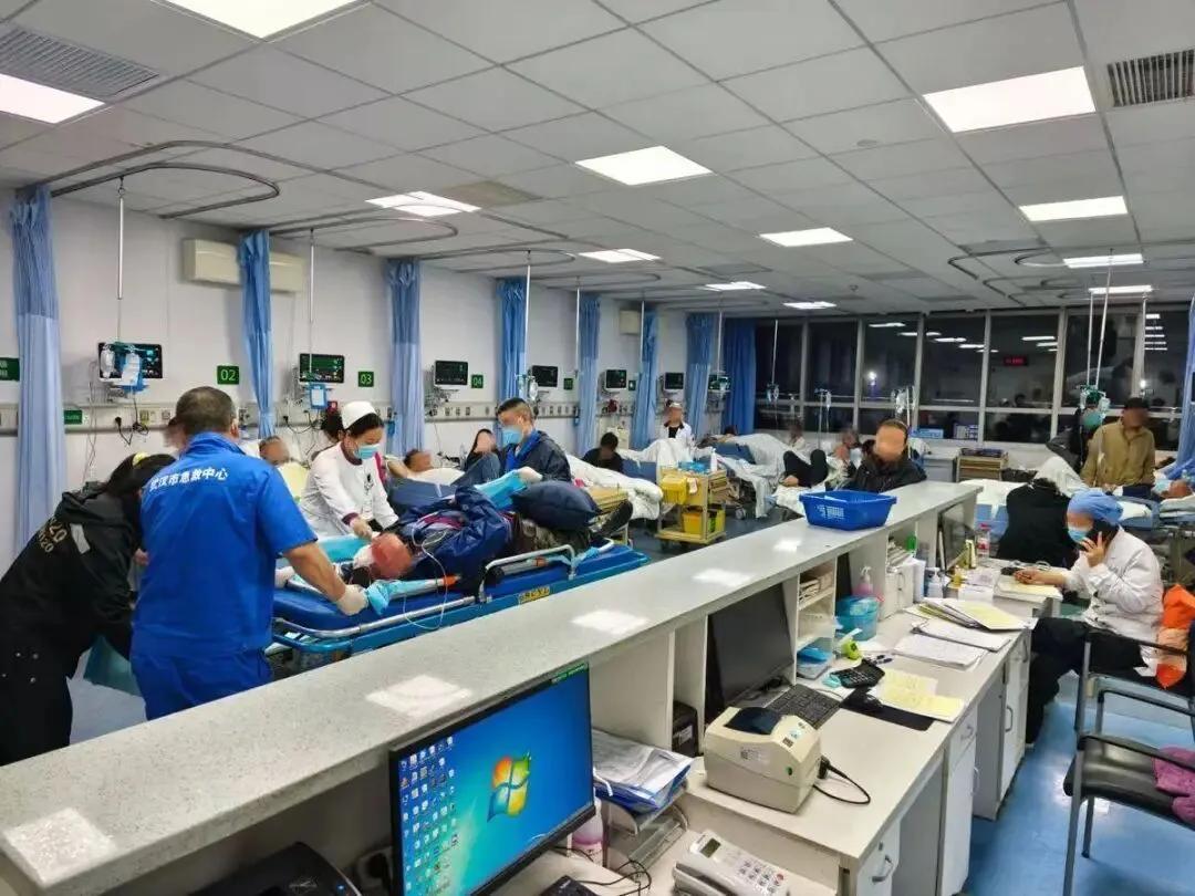 近期南方多地遭遇强雷暴天气，武汉、长沙等城市医院急诊接诊大量雷暴哮喘患者，主要症