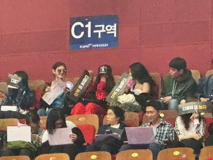 #权志龙杨贤硕去了2NE1演唱会# 2NE1首尔演唱会好多爱豆啊！去了就是赚了[