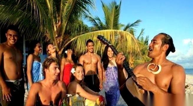 在南太平洋的萨摩亚，这里的人过日子根本不锁门，甚至连墙都没有。
走进当地的村子里