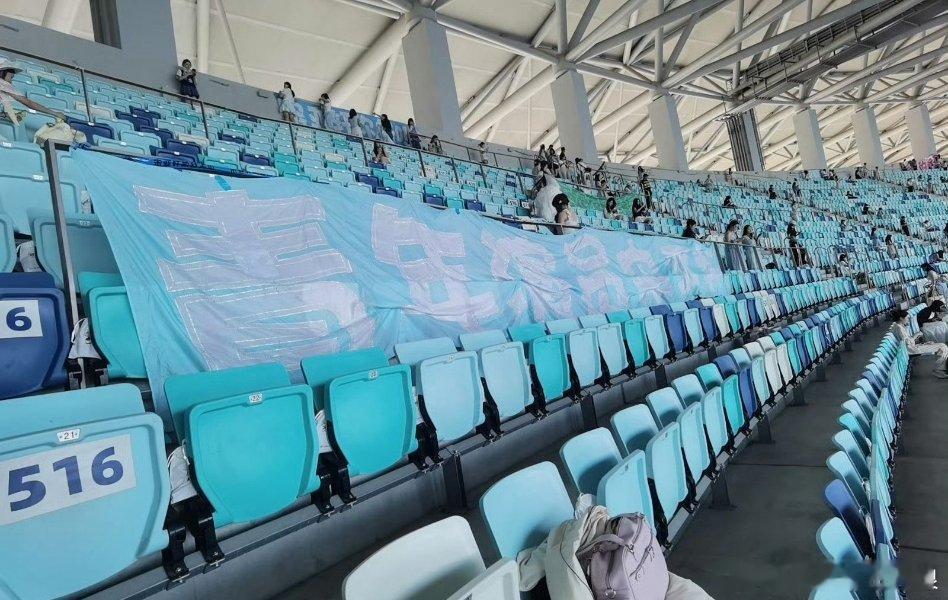时代少年团广州演唱会目前晒出长灯牌的：马嘉祺、宋亚轩、严浩翔！你觉得今晚会是哪片