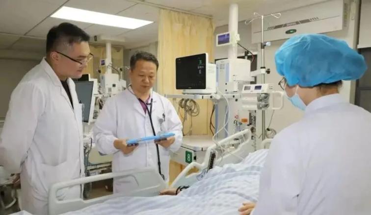 刚刷到这条新闻，手里的冰西瓜都不香了……

杭州一位45岁的大哥，晚上遛完弯回家