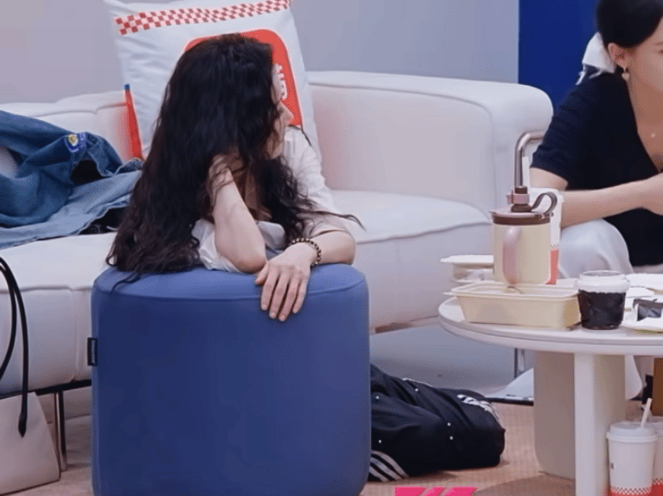 就这样慵懒的美人瘫在那儿看妹妹 🥹 