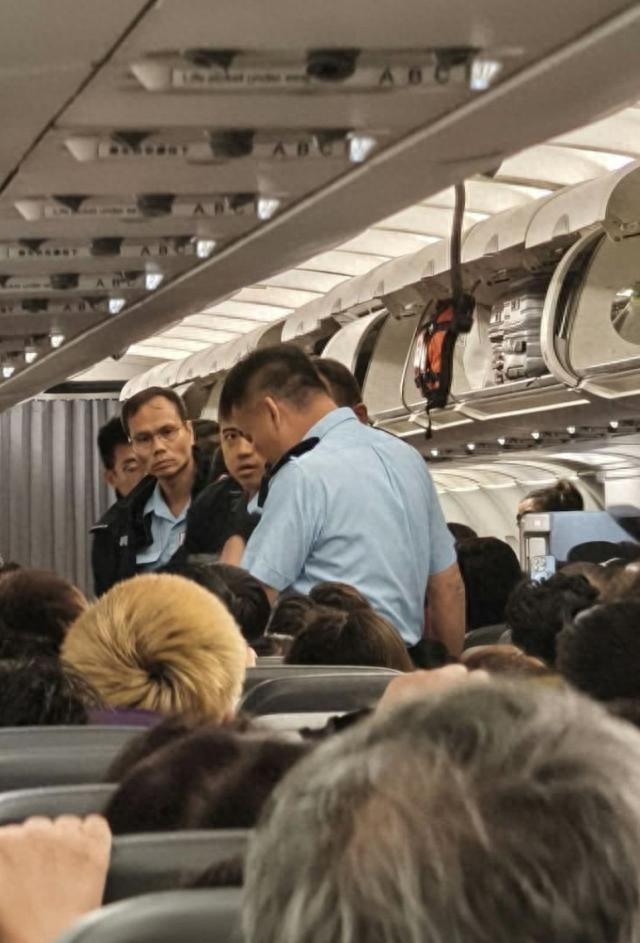 曼谷飞香港航班上，，57岁内地男子偷走25000泰铢，落地直接被香港警方抓走！
