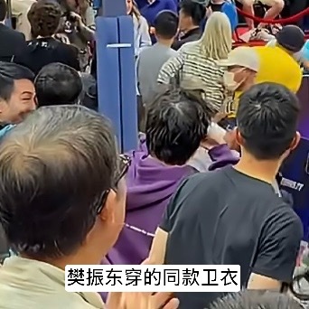 我们星就这样穿着各种同款在MLTT抓熊猫😌樊振东