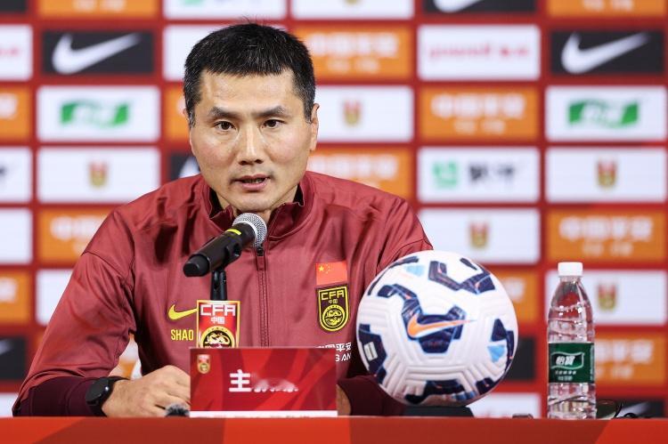 邵佳一回应国足选人标准邵佳一称国足下期集训会选U23球员 国足主帅邵佳一接受记者