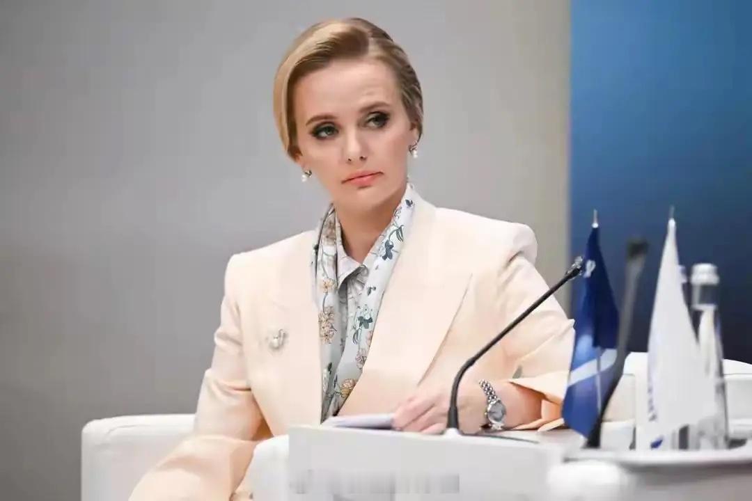 普京大女儿玛丽亚最新亮相，气场强大，和年轻时的父亲一模一样。 